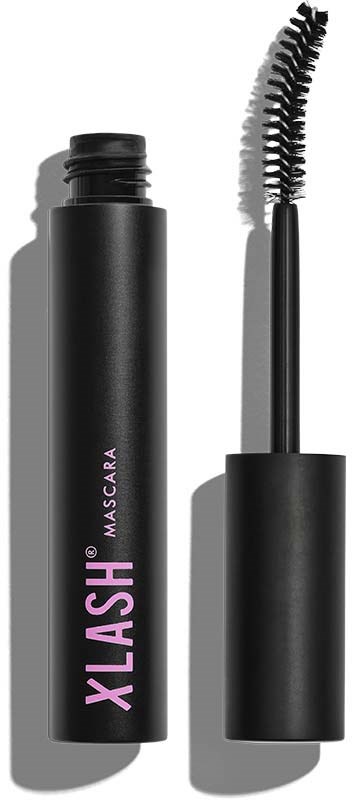 En svart mascara-rör med en böjd borste, märkt XLASH, står med skugga på vit bakgrund.