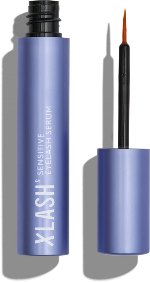 Blauwe tube, wimperserum, met applicatorborstel, eenvoudig ontwerp, productnaam op de tube, schaduw op oppervlak.