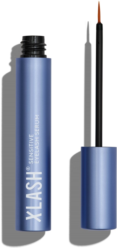 Blauwe tube met wimperserum en oranje borsteltje, geopend met product binnenin.