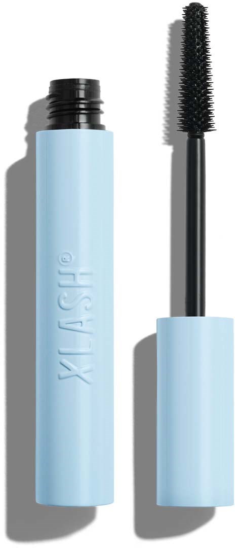 Een lichtblauwe mascara-huls met de borsteldraad eruit, toont de borstel. De tube heeft het woord "Lash".