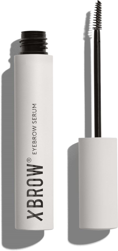 Een witte buis met label Xbrow Eyebrow Serum, met open deksel en een spoolie borsteltje.