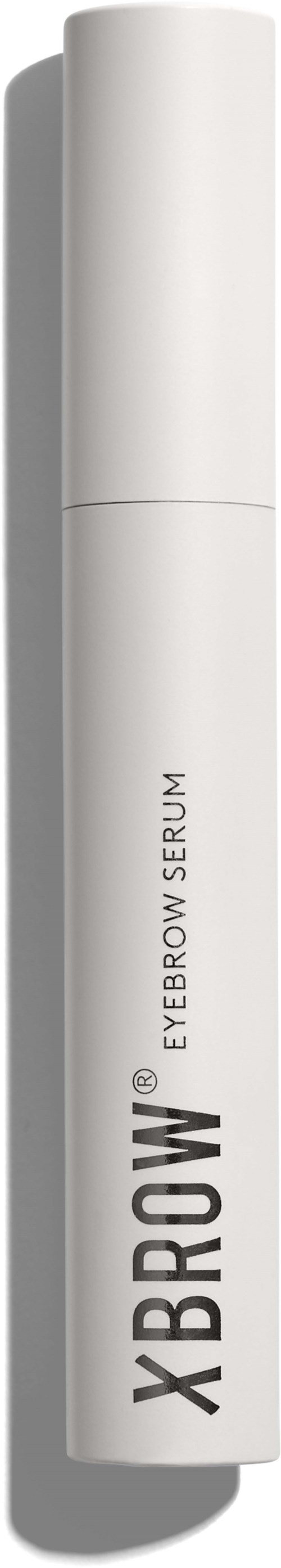 Een witte cilindervormige container met 'Xbrow Eyebrow Serum' erop, staat rechtop tegen een zwarte achtergrond.