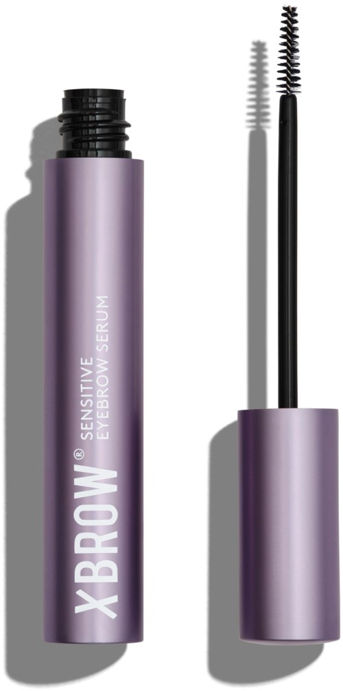 Een paarse tube met 'X BROW' en applicatorborstel voor wenkbrauwserum.
