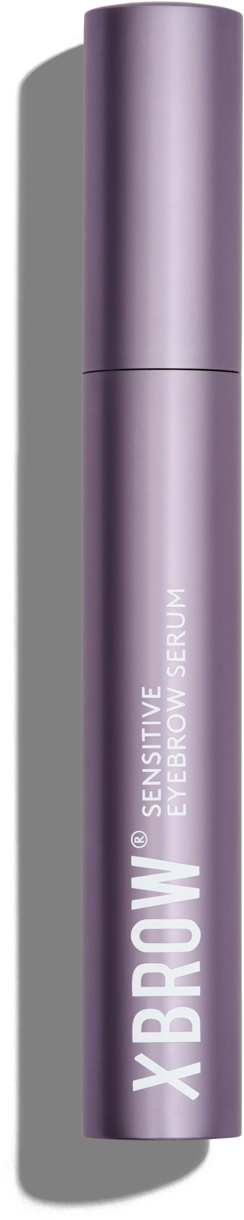 Een paarse container met het label X BROW Sensitive Eyebrow Serum staat rechtop tegen een witte achtergrond.