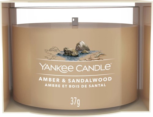 En Yankee Candle beholder med duft av rav och sandalwood, med steiner og vann, veier 37 gram.