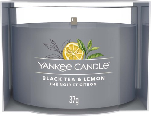 En Yankee Candle med doft av svart te och citron, med citronklyftor och gröna blad på etiketten.