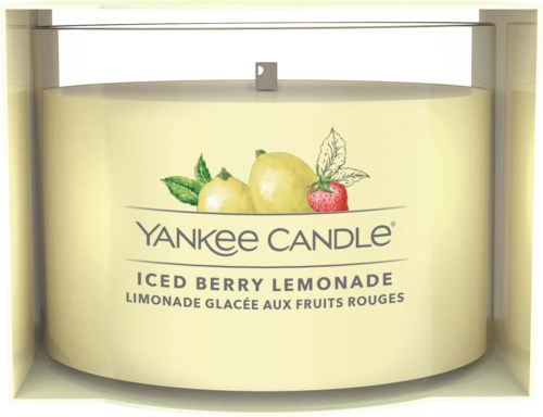 En Yankee Candle-utstilling med skilt for Iced Berry Lemonade-duft, med bilder av sitroner, en jordbær og blader.