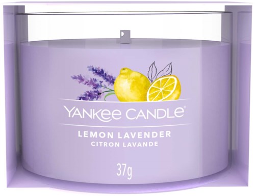 Lavendel og sitronsmakende lys fra Yankee Candle med lilla emballasje i en glasskasse.
