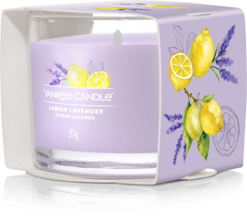 Et lavendel- og sitronduftende lys i en lilla glassbeholder med lavendel- og sitronillustrasjoner på emballasjen.