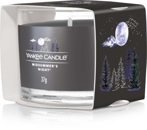 En svart doftljus med mån- och trädmotiv, märkt 'Yankee Candle Midsummer's Night' och väger 37g.