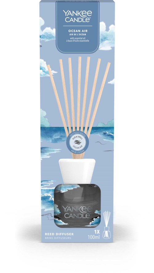 Een doos met oceaanthema bevat Yankee Candle reeddiffuser-sticks en een zwart-wit diffuserfles.