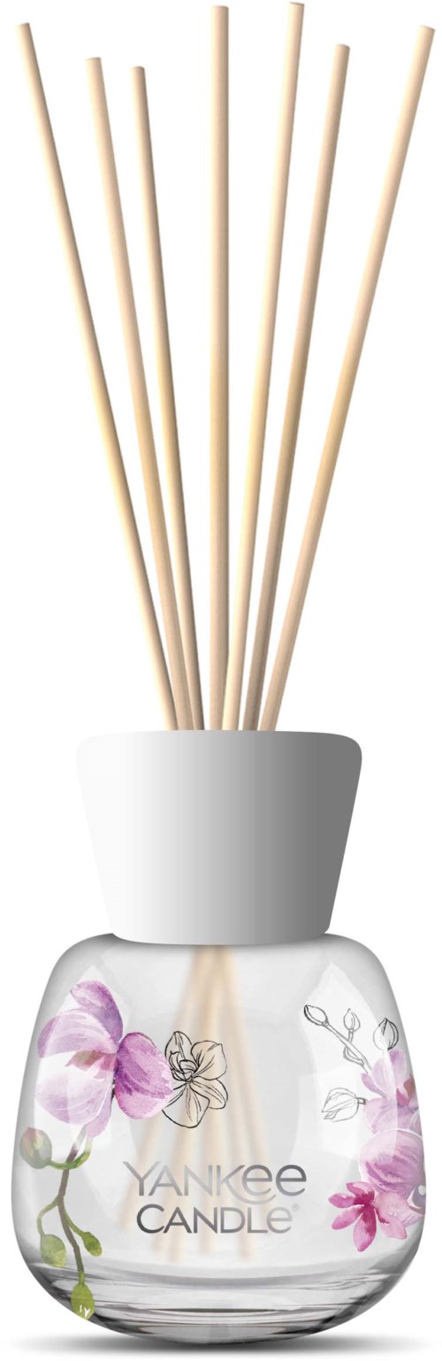 Een witte vaas met roze bloemen en een vlinder, die meerdere wierookstokjes vasthoudt. De woorden "YANKEE CANDLE" staan op de vaas.