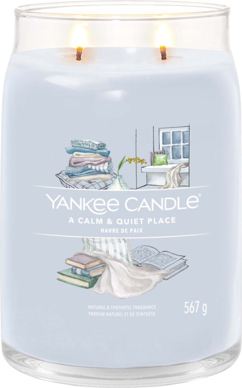 En ljusblå Yankee Candle med en lugn, mysig rumsillustration och två fladdrande ljus på toppen.