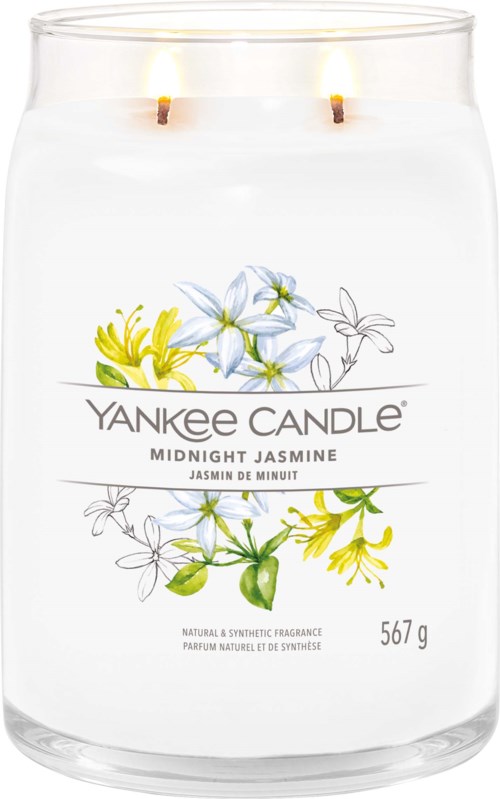 Een geurkaars met de label "Yankee Candle Midnight Jasmine" met illustraties van jasmijnbloemen. Twee lonten zijn brandend.