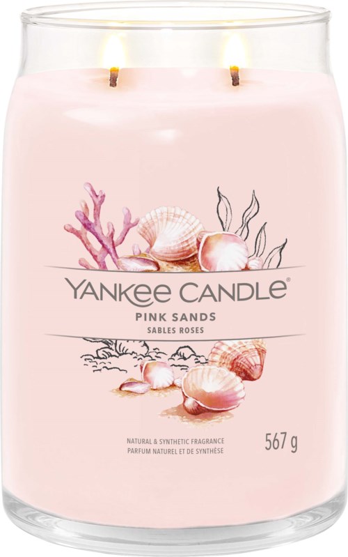 Różowa świeca z dwoma płomieniami, muszle, korale i rośliny na etykiecie, nazwana 'Yankee Candle Pink Sands.'
