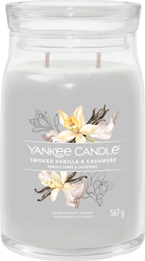 Een witte kaars in een glazen pot met vanille- en kasjmiergeur, versierd met vanillebloemen en vanillestokjes, gewicht 567 gram.