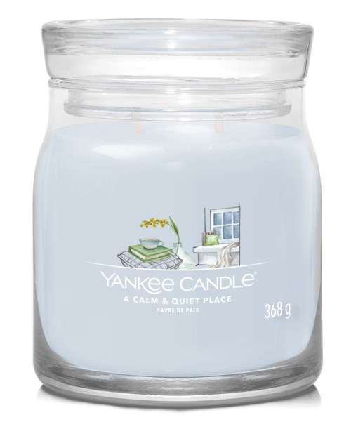 Błękitny słoik Yankee Candle z ilustracją przytulnej sypialni i napisem 'A calm & quiet place.'