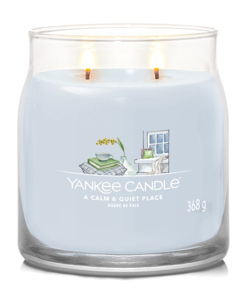 Zapach świecy Yankee Candle z jasnoniebieską etykietą, przedstawia przytulny pokój i napis 'A CALM & QUIET PLACE.'