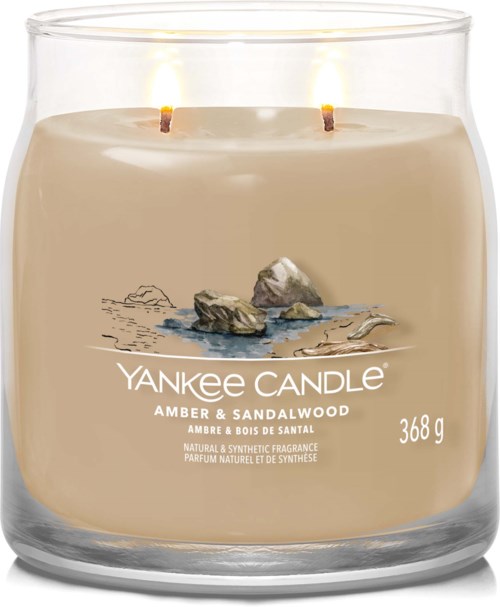Een kaars in een glas met twee brandende lonten, merk Yankee Candle, geur Amber & Sandalwood, 368g.