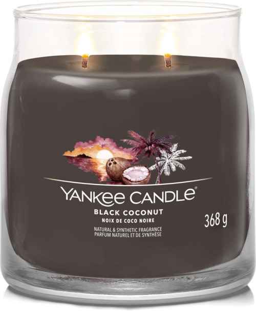 Een zwarte kokosgeurkaars in een glazen holder met twee lonten, gemarkeerd 'Yankee Candle' en 368 gram.