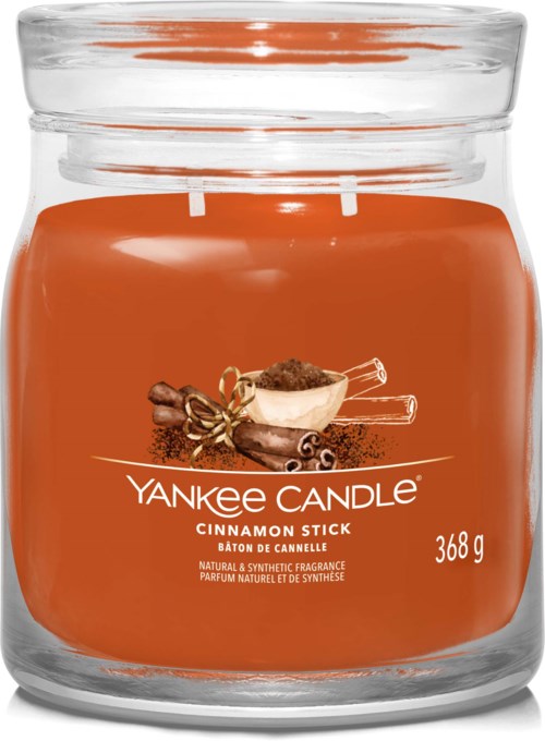 Lasinaluska on oranssilla tunnuksella, jossa on kanelitanko ja mausteet, ja se on merkitty Yankee Candle Cinnamon Stick.