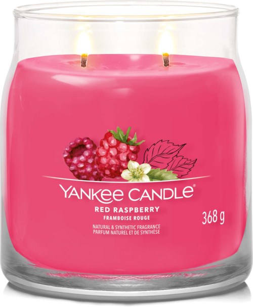 Roze kaars met frambozenillustratie en groene bladeren, gemerkt ‘Yankee Candle’. Het heeft twee brandende lonten.
