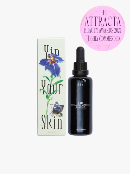 Ihonhoitotuote, jonka laatikossa on sininen kukka, perhonen ja teksti "Uin Your Skin," ja musta tippoallas pullo.