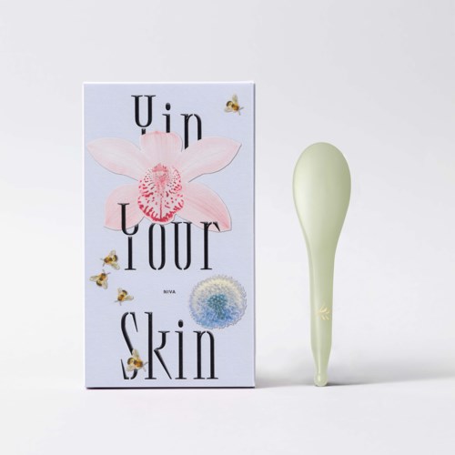 Pakkaus, jossa lukee "Unlour Skin" ja kukkia, ja vieressä vaaleanvihreä kasvomassageri.