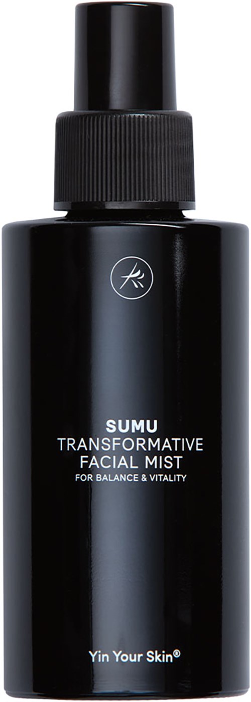 Mustavalkoinen pullo suihkepäällä, nimeltään 'SUMU TRANSFORMATIVE FACIAL MIST' ihon tasapainoon ja elinvoimaan.