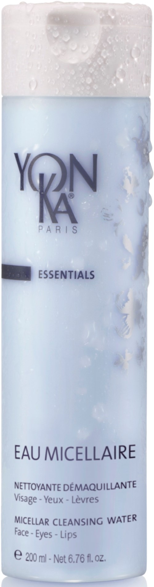 Eine lange, zylindrische Flasche Yves Saint Laurent Mizellenwasser für Gesicht, Augen und Lippen mit klarem, Frost-ähnlichem Aussehen.