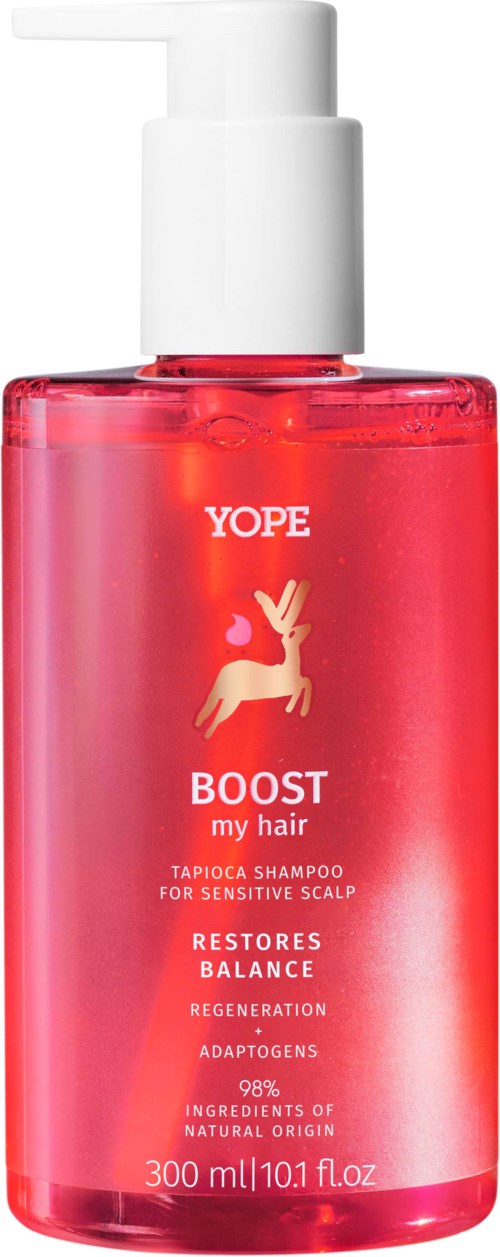 En rosa flaska av Yope Boost hårschampo med vit pump, märkt för känslig hårbotten, innehåller naturliga ingredienser och återställer hårbalansen.