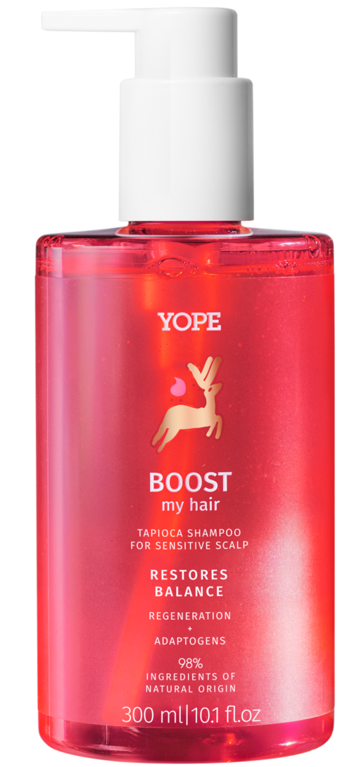 Punainen pullo valkoisella pumpulla, etiketti sanoo YOPE BOOST my hair, sheahtampoo herkkäihoiselle päänahalle, palauttaa ja tasapainottaa.