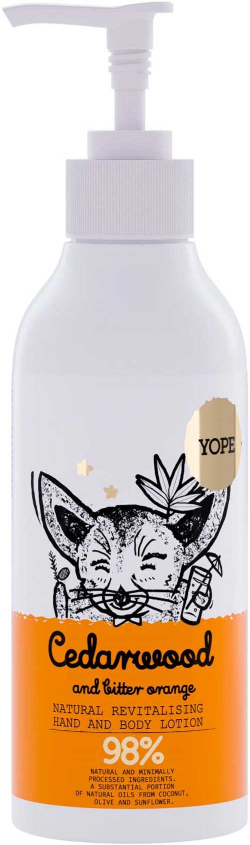 Eine weiße Flasche mit Pumpe, gekennzeichnet 'Cedarwood and Ginger Orange'. Es ist eine Hand- und Körperlotion zur Hautrevitalisierung.