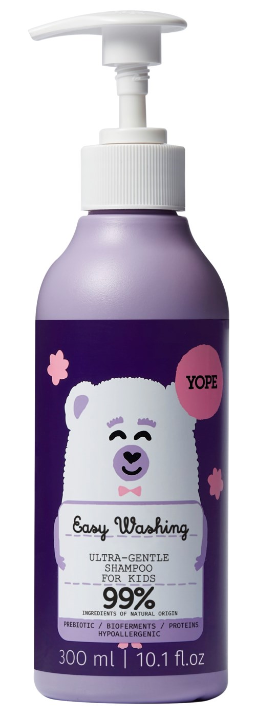 Violetti pullo lapsille tarkoitetulle hellävaraiselle shampoolle, jossa on karhu ja pinkkejä kukkia etiketeissä.