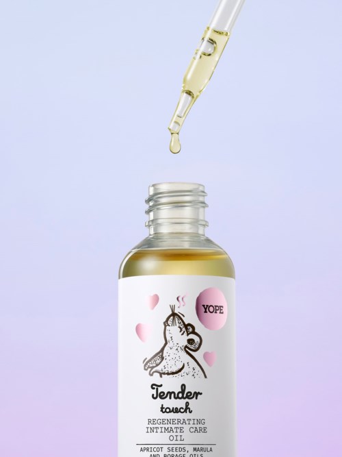 Eine Flasche Öl mit Einhornzeichnung, pinken Herzen und Pipette darüber. Auf dem Etikett steht "Tender Touch".