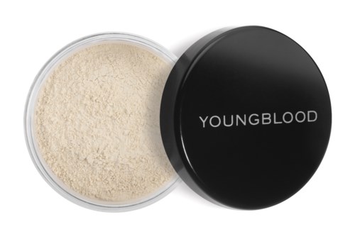 En burk med youngblood-pulver med svart lock. Burken är öppen och visar ljusfärgad pulver inuti.