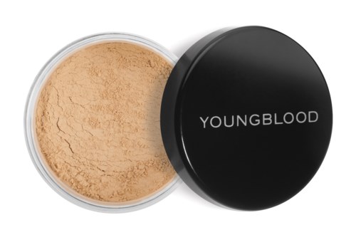 En runt behållare med beige pulver och ett svart lock med texten 'YOUNGBLOOD'.