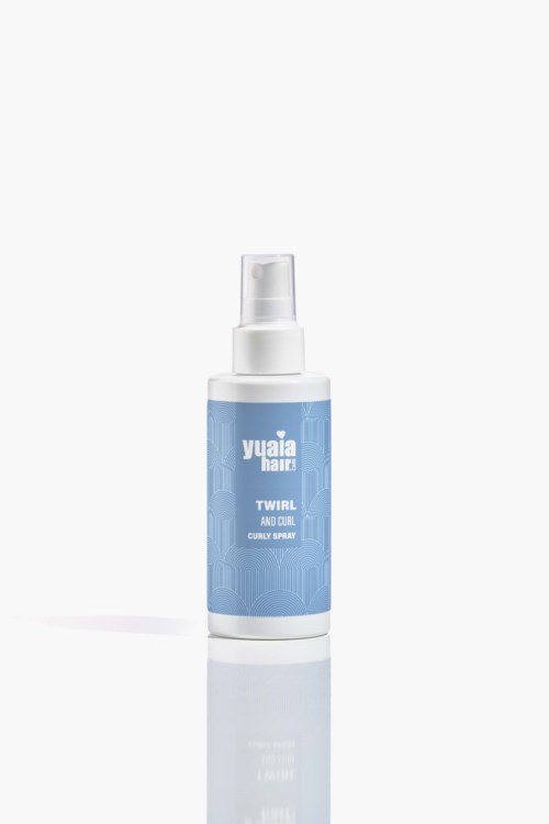 Eine Sprühflasche mit blauer Beschriftung, weißem Deckel, und Text "Yuaia" und "Twirls and Curls Curl Spray."