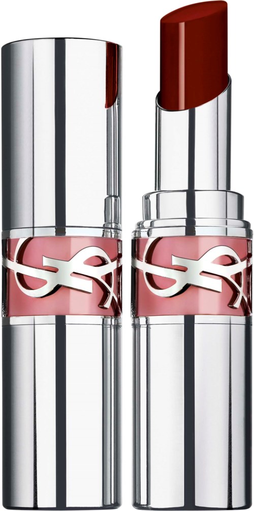 Zwei Lippenstifte, einer geöffnet mit rotem Lippenstift, silberne Verpackung mit rosa Band und Logo, auf schwarzem Hintergrund.