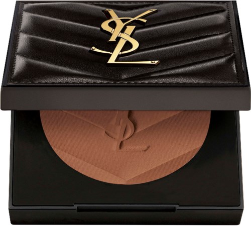 Eine schwarze Geldbörse mit YSL-Logo und braunem Puder im Inneren.