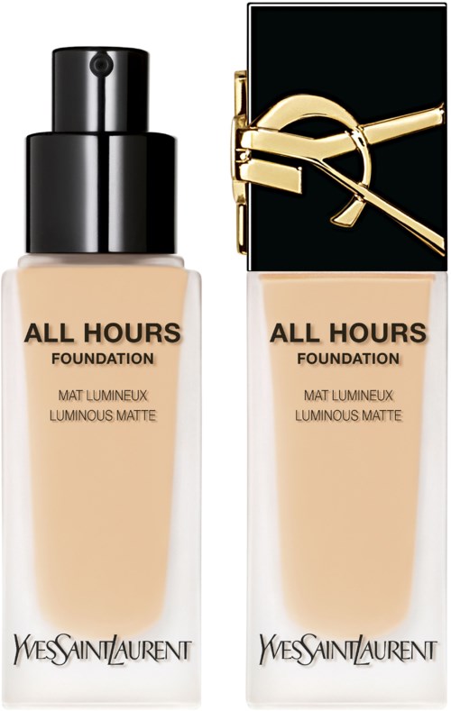 Twee flessen Yves Saint Laurent foundation, een met een zwarte dop en de andere met een gouden versiering.