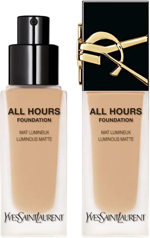 Twee flessen Yves Saint Laurent foundation, één met zwarte dop en de andere met zwart en gouden dop.