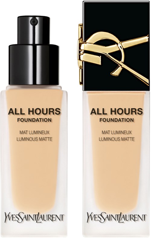 Twee flessen Yves Saint Laurent foundation, één met een zwarte dop en de andere met een gouden kettinglogo.