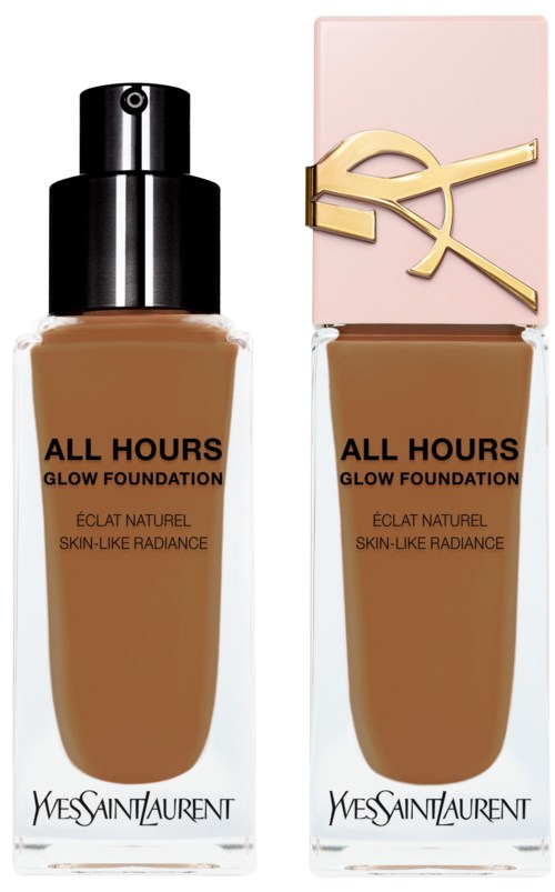 Zwei Flaschen Foundation, eine mit schwarzem Pumpspender und die andere mit rosa Kappe, beide bezeichnet als All Hours Glow Foundation.