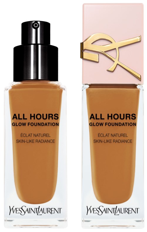 Zwei Flaschen Yves Saint Laurent All Hours Glow Foundation, eine mit Sprühkopf, die andere mit rosa Kappe, beide mit brauner Flüssigkeit.