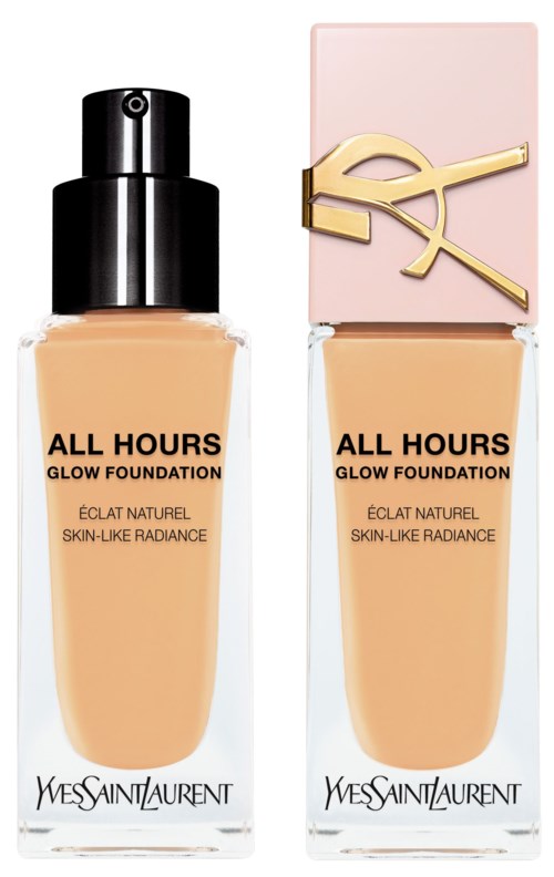 Zwei Flaschen Yves Saint Laurent All Hours Glow Foundation, eine mit Sprühkopf und eine mit rosa Deckel. Beide sind beige.