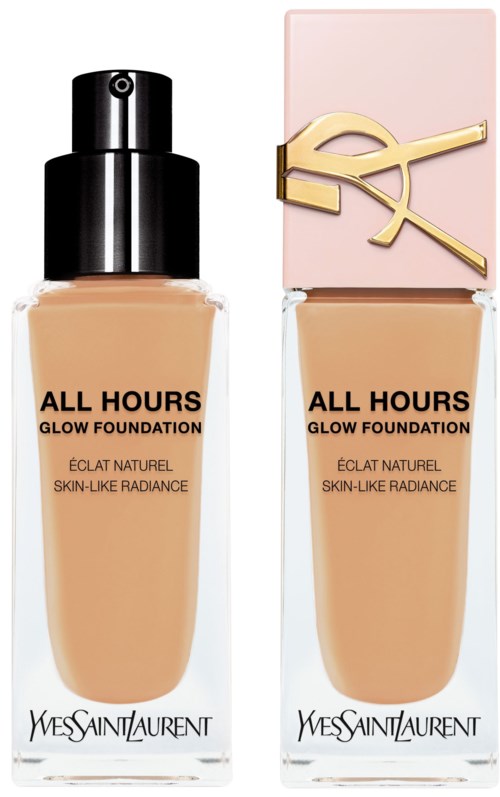 Zwei Flaschen Foundation mit beige Flüssigkeit, eine mit schwarzem Deckel, die andere mit rosa Deckel und goldenem Logo.