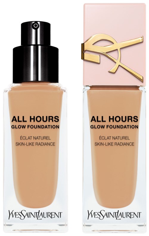 Zwei Flaschen Foundation von Yves Saint Laurent, beschriftet 'All Hours Glow Foundation,' mit einem schwarzen Pumpen und dem anderen mit einem rosa Deckel.