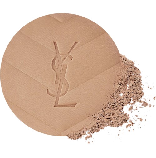 YSL-logolla varusteltu meikkipuuterisetti, jonka vieressä on ripoteltu jauhetta.