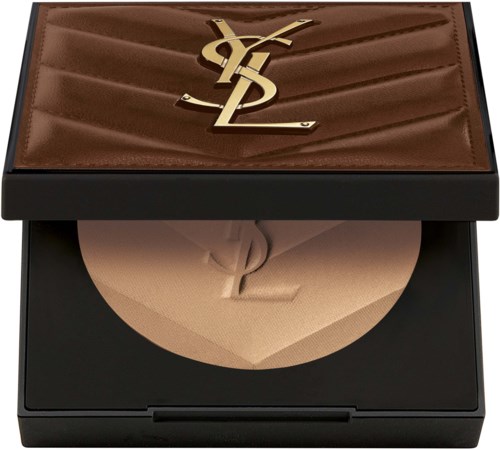 YSL-meikkipakkaus, jossa ruskea nokinen kansi ja kultainen logo, osittain auki ja paljastaa beigeisen jauheen.